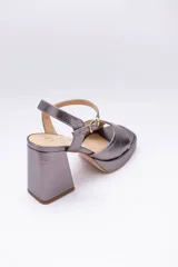 Sandalias rojas de cuero con plataforma y taco cuadrado.