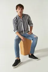 Camisa a rayas verticales azul marino y blanco, de mangas largas y corte regular. Confeccionada en viscosa y con logo bordado en el frente.