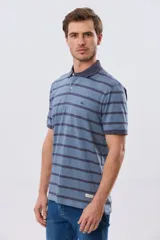Remera polo de manga corta con diseño de rayas horizontales en color azul marino y rosado. Cuenta con cuello camisero, cierre frontal con botones y calce clásico.