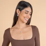 Collar de cadena fina con tres dijes circulares lisos y minimalistas, confeccionado en plata 925.