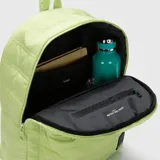 Mochila de diseño acolchado con acabado mate, compartimento principal con cierre, bolsillo frontal con cierre y correas acolchadas ajustables. Incluye compartimento interno para laptop de hasta 15 pulgadas y logo de la marca en la parte inferior.