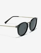 Gafas de sol unisex con montura redonda negra y lentes polarizadas grises.
