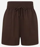 Short de mujer estilo runner, color marrón oscuro, con cintura elástica y lazo ajustable. Presenta bolsillos carpinteros.