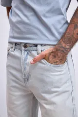 Jeans de hombre, corte recto y holgado, con lavado celeste muy claro y efecto desgastado.