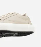 Championes casuales de caña baja con cierre de cordones, confeccionados en lona de algodón con suela de goma vulcanizada.