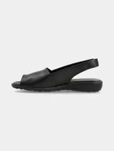 Sandalia de cuero color negro, de diseño boca de pescado con tira ajustable en el talón y suela flexible con sutil plataforma.