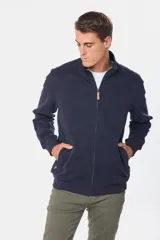 Campera de felpa color tostado con cuello alto, cierre frontal completo y puños y ruedo acanalados.