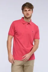 Remera polo de piqué de manga corta, color celeste, con cuello camisero, cartera con botones y pequeño logo bordado en el pecho.
