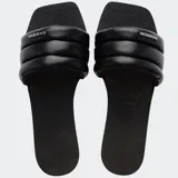 Sandalias Havaianas modelo You Milan, color negro, con punta cuadrada y tira acolchada con el logo de la marca.