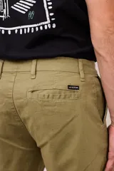 Bermuda de gabardina azul con bolsillos laterales y traseros.