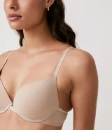 Soutien básico color piel, modelo super push up, con relleno que aproxima y aumenta los senos hasta dos tallas. Breteles regulables y confeccionado en microfibra.