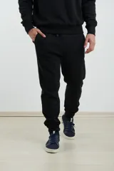 Pantalón jogging de corte deportivo con cintura elástica y cordón ajustable. Presenta puños elastizados en el ruedo y bolsillos laterales.