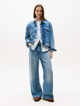 Campera de denim azul de corte oversize y largo corto, confeccionada en Lyocell. Presenta cuello inglés, dos bolsillos tipo sobre en el pecho con solapa y botones, y puños con botón.