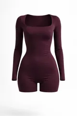 Catsuit corto de color marrón chocolate, con escote recto, mangas largas y short integrado. Confeccionado en tela elastizada que se ajusta al cuerpo.