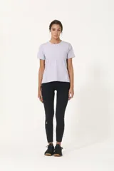 Remera deportiva lila de poliéster y elastano, con recortes laterales y traseros.