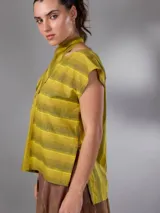 Blusa sin mangas de lino y algodón, con diseño a rayas en tonos amarillos y verdosos, escote en V y cuello alargado estilo bufanda para anudar.