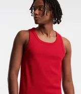 Musculosa masculina de corte regular, confeccionada en tejido acanalado de algodón con elastano. Presenta breteles medianos y diseño básico sin estampa.