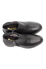 Botín negro de cuero con cierre metálico lateral, costuras decorativas y suela track con plataforma.