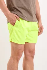 Short de baño color verde vibrante, con cintura elástica y cordón de ajuste.