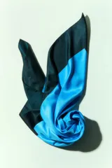 Pañuelo cuadrado de sarga con diseño de bloques de color en tonos celeste y azul marino.