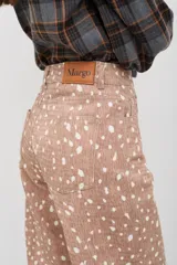 Pantalón de jean azul oscuro con estampado tipo bandana en tonos claros, de tiro medio-alto, corte recto y largo al tobillo.