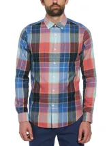 Camisa de manga larga a cuadros en tonos azul, rojo, marrón y blanco. Tiene cuello abotonado, bolsillo en el pecho y logo bordado en rojo.