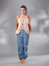 Saco largo tejido de lana Merino natural con diseño jacquard de ramas. Cuenta con cuello alto, cierre frontal con botones pequeños, mangas largas con puños entallados y aberturas laterales. Su diseño versátil permite usarlo abierto, cerrado como vestido o ajustado.