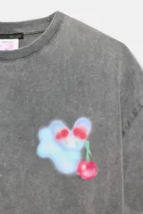 Camiseta oversize de algodón con efecto lavado en color gris, cuello redondo y manga corta. Presenta un estampado gráfico pequeño en el pecho con diseño de nube y cereza.