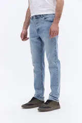 Jean de corte recto y tiro medio con efecto lavado, confeccionado en tejido de algodón con elastano. Presenta cierre frontal con botón y cremallera, bolsillos laterales y traseros, y trabillas para cinturón.