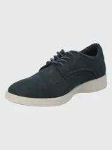 Zapato casual de hombre Hush Puppies modelo Spinal Street, confeccionado en cuero gamuzado color azul marino. Presenta cierre mediante cordones al tono, interior forrado y una suela de EVA y goma en color beige que ofrece amortiguación y retorno de energía. Incluye tecnología Dual Fit con doble plantilla extraíble para un ajuste personalizado.