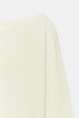 Jersey de punto negro con cuello barco y mangas largas amplias. Presenta un diseño ajustado en la cintura con un cinturón fino integrado que incluye una hebilla metálica dorada.
