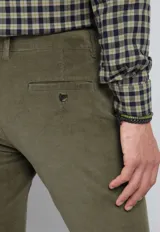 Pantalón de pana azul marino, de corte recto, con bolsillos laterales y traseros.