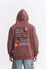 Canguro con capucha y cordones ajustables, confeccionado en algodón color bordó. Presenta un bolsillo frontal tipo canguro, puños y ruedo acanalados, y un estampado gráfico pequeño en el pecho con la frase 'Your smile is eternal'.