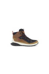 Bota de trekking Ecco ULT-TRN color marrón y negro, con cordones bicolores naranja y negro. Fabricada en cuero nobuk aceitado y piel nobuk con tecnología DriTan™ para ahorrar agua. Cuenta con membrana impermeable sin PFC, entresuela PHORENE™ y suela exterior de caucho Michelin.