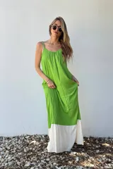 Vestido largo verde con corte recto y falda blanca.