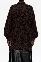 Sweater largo de corte recto, cuello alto y manga larga, confeccionado en tejido de pelo con estampado de leopardo en tonos marrón y negro.