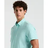 Camisa celeste de manga corta con cuello abotonado y logo bordado en el pecho.