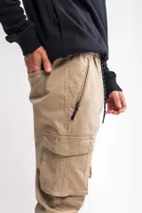 Pantalón jogger cargo color verde militar, confeccionado en gabardina.