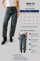 Jeans mom fit de tiro alto y pierna relajada, en tono denim envejecido con matices gris-azulados. Presenta un diseño exclusivo con efecto de pinceladas y salpicaduras artísticas, bolsillos delanteros y traseros, y costuras reforzadas.