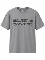 Remera de manga corta color gris con cuello redondo y estampado tipográfico negro en el pecho de la marca Grego.