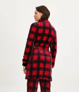 Bata de baño en fleece con lazo en la cintura y bolsillos, con estampado de cuadros rojos y negros.