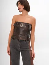 Top strapless de cuero marrón con hebilla plateada y ojales.