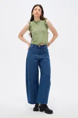 Pantalon de jean azul de corte amplio y tiro bajo, con costuras laterales curvas que le dan una silueta redondeada.
