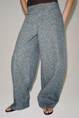 Jeans de tiro medio con corte barrel, confeccionados en denim con estampado floral integral. Presentan diseño de cinco bolsillos, cintura con trabillas y cierre frontal con cremallera y botón.