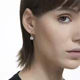 Aros colgantes con baño en tono oro, con aros pequeños con incrustaciones de cristales y dije colgante de cristal talla redonda.
