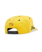 Gorra tipo trucker color amarillo con bordado frontal que incluye la frase 'TWOJEYS' y la silueta de un caballo. Presenta un cordón decorativo negro en la base de la visera y el texto 'CITY COWBOYS' bordado en el lateral.