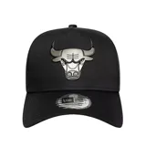 Gorra New Era con visera curva, color negro, con logo metálico de los Chicago Bulls en el frente y logo de la marca bordado en el lateral.