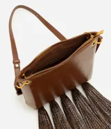 Bolso tipo postman de tamaño mediano en color marrón, con cierre superior y correa ajustable. Presenta un diseño rectangular con múltiples borlas largas en la parte inferior con estampado animal print.