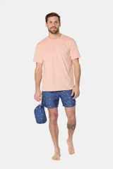 Short de baño azul con estampado de veleros blancos, cintura elástica con cordón ajustable, dos bolsillos laterales y suspensor de malla fina.