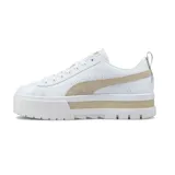 Championes Puma modelo Mayze, de diseño urbano con plataforma alta. Presentan una base blanca con la característica franja lateral de la marca en color negro y detalles en la suela.